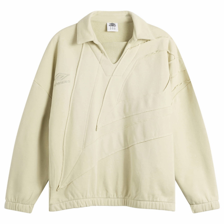Photo: Umbro Men's Diamond Drill Sweat Top in Dust