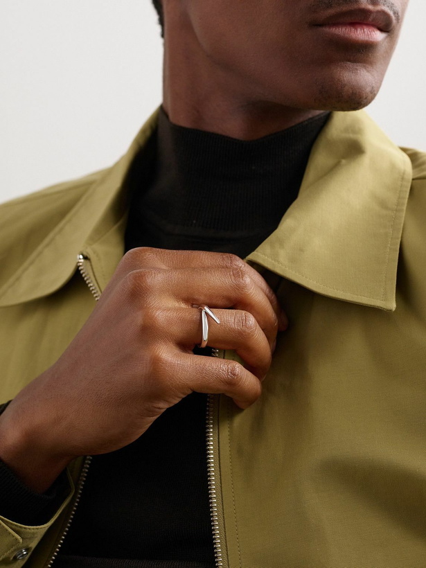 Photo: Shaun Leane - Interlocking Single 18-Karat White Gold Ring - Silver