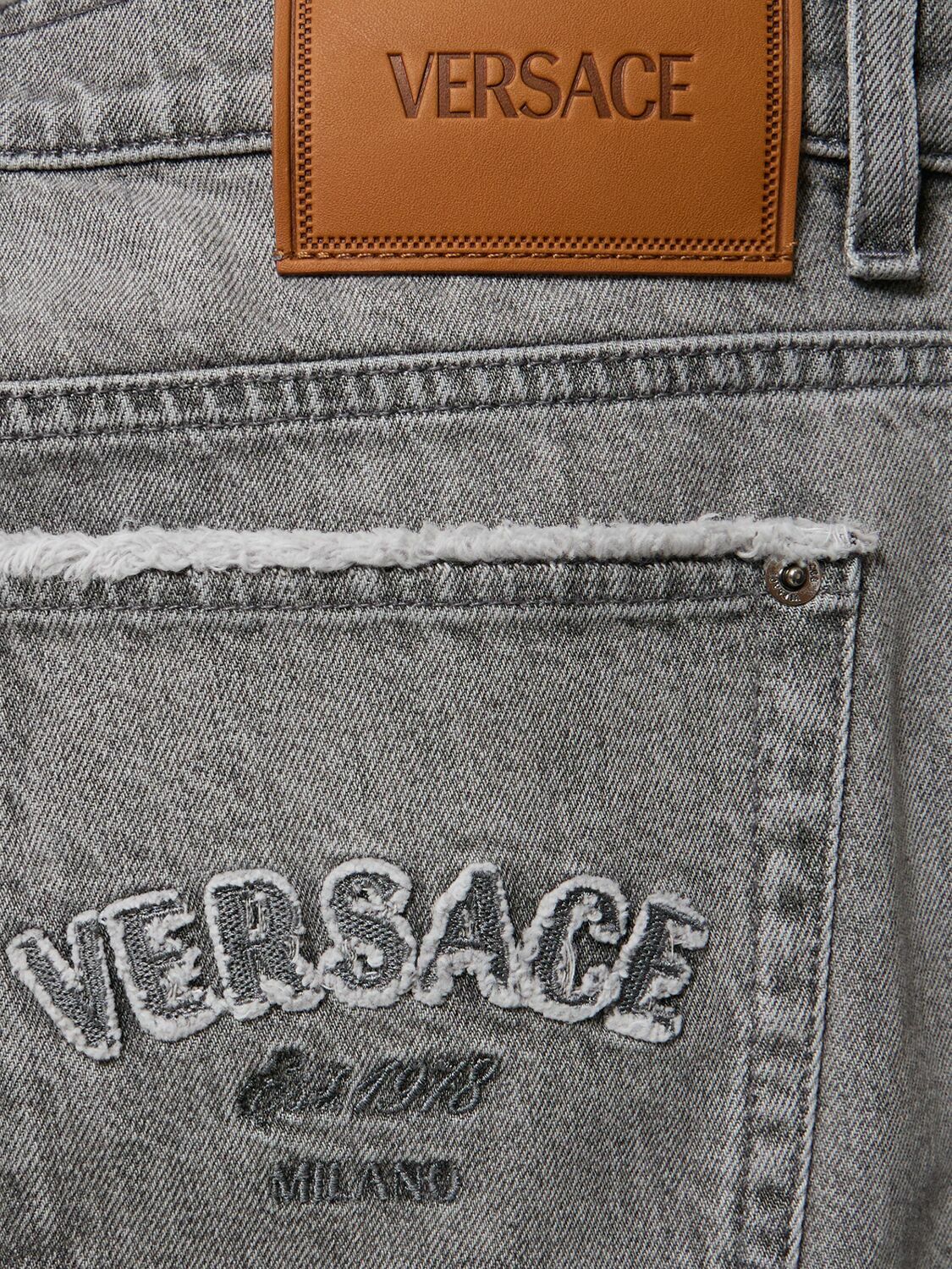【VERSACE】ウォッシュドコットンデニムストレートジーンズ VERSACE Stonewashed Cotton Denim Straight Jeans Versace