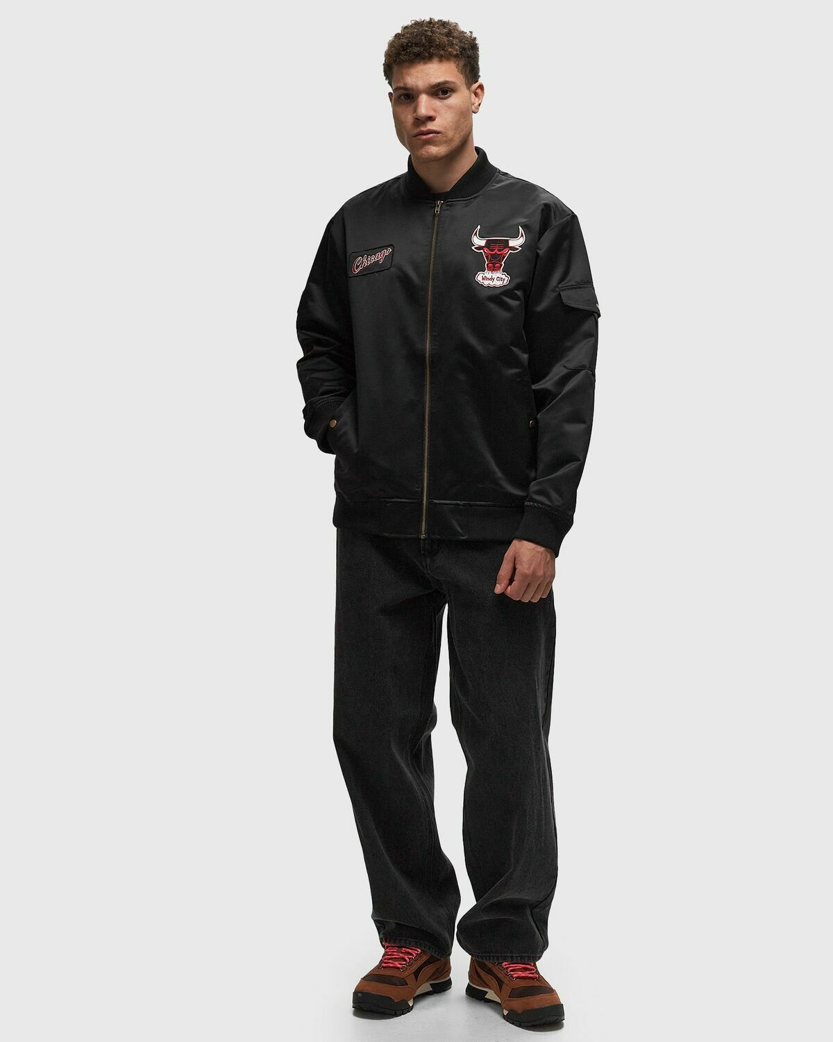Mitchell & Ness NBA TEAM LEADER SATIN BOMBER VINTAGE LOGO CHICAGO BULLS Black Mens Bomber Jacket