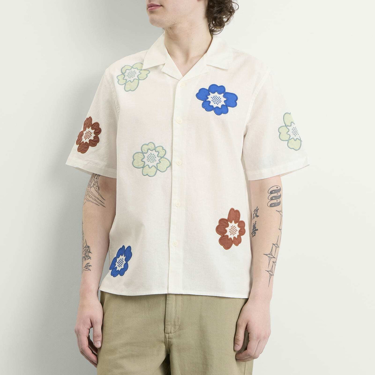 Wax London Men's Didcot Applique Floral Vacation Shirt in Ecru/Multi