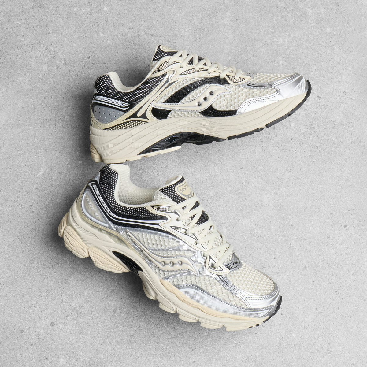 Saucony Progrid Omni 9 Sneaker in Eggshell/Quartz