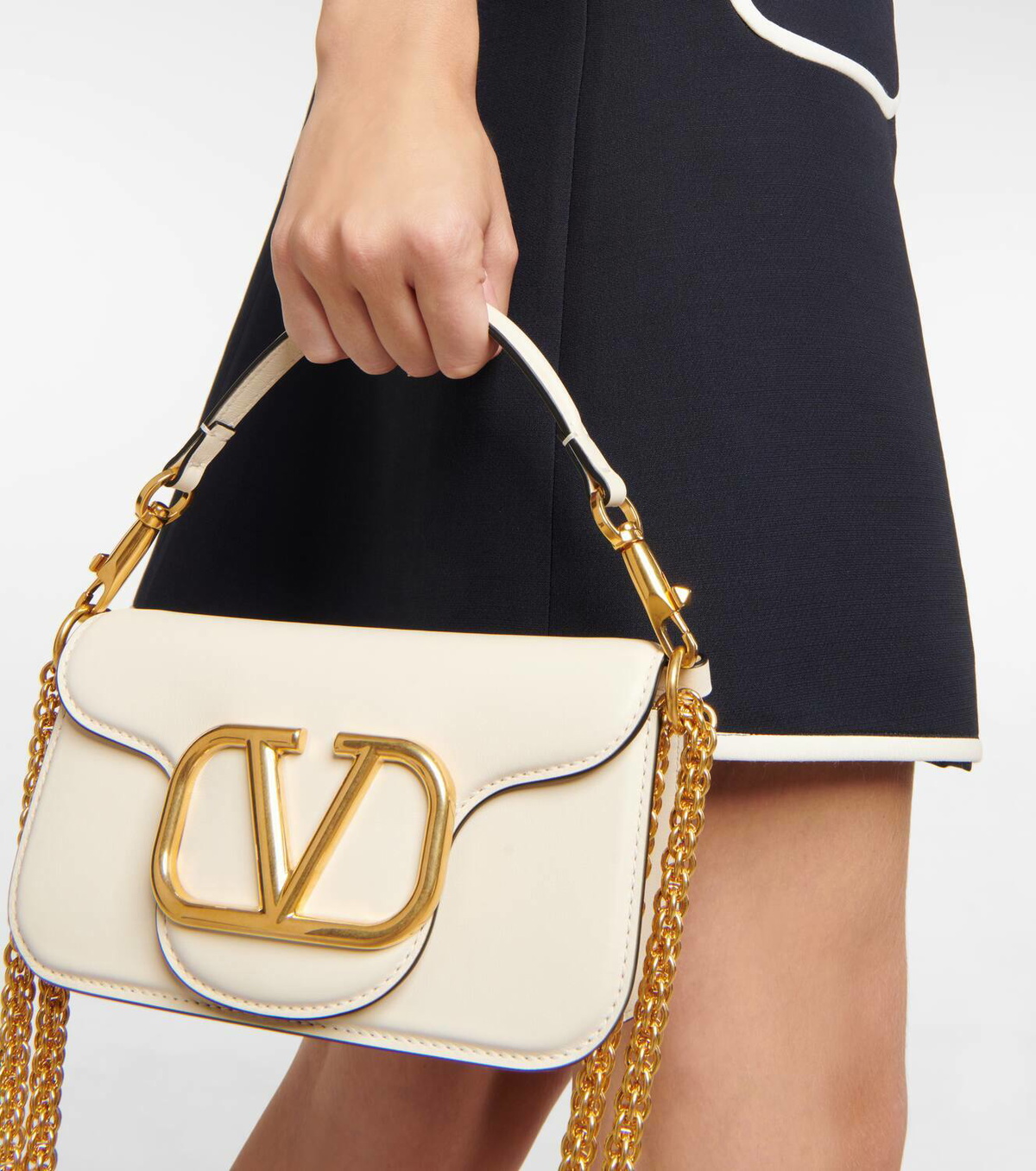 【関税＆送料込み】Valentino Garavani LocA Small Leather S Valentino Garavani Locò Small Shoulder Bag With Jewel Logo