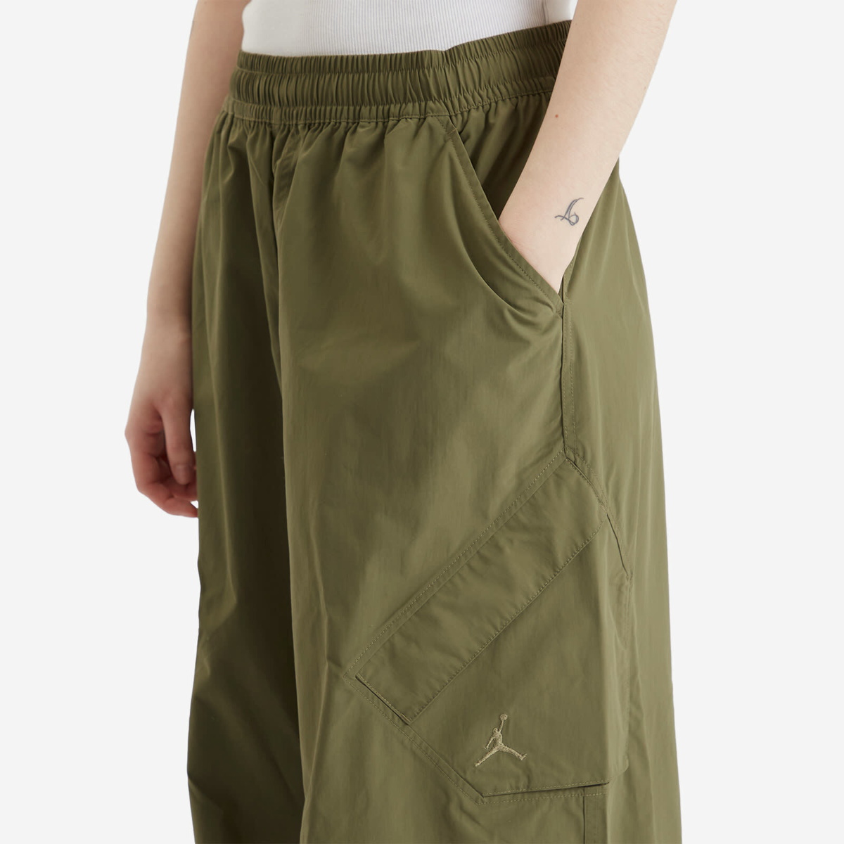 Air Jordan Women's W Chicago Parachute Pant in Medium Olive 