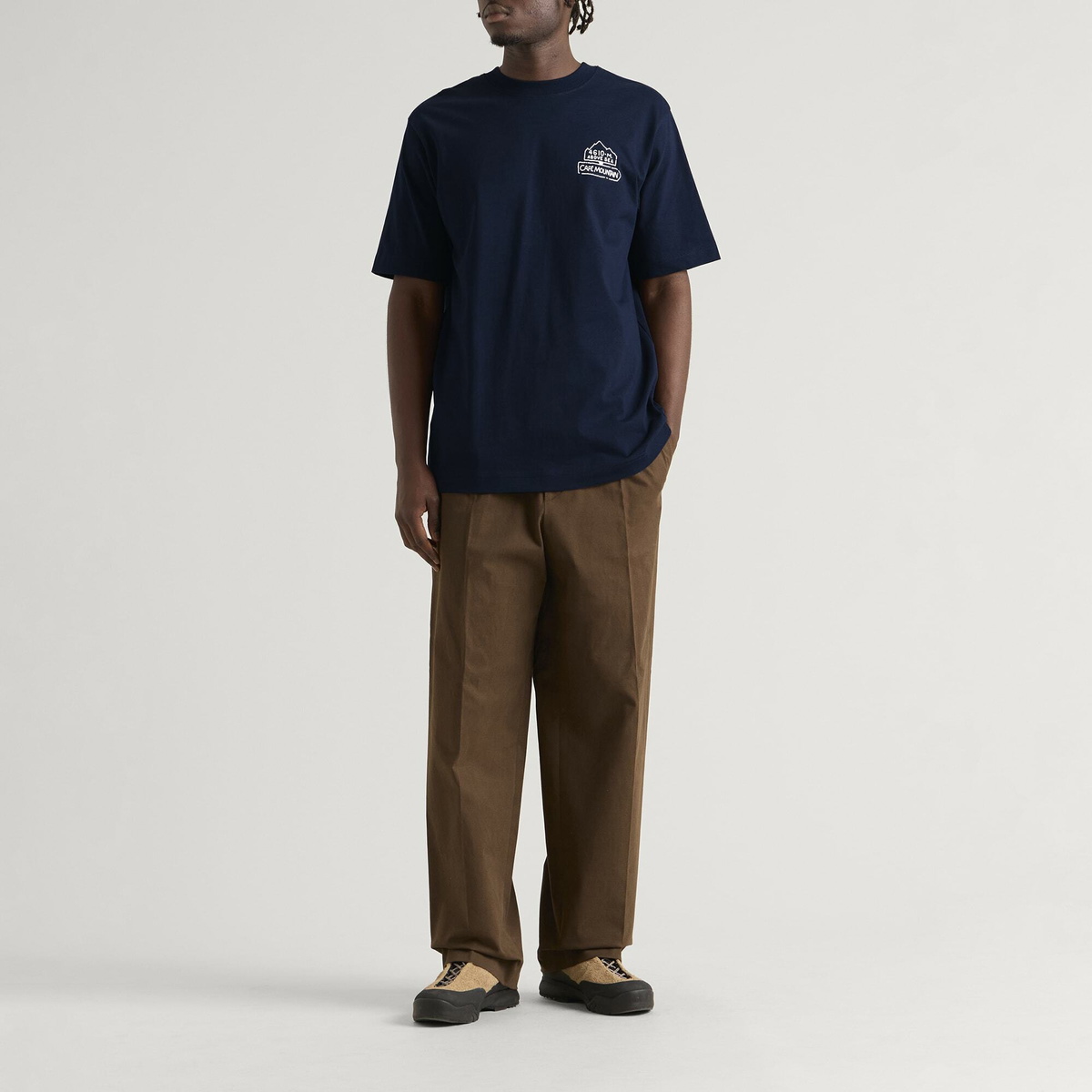 Café Mountain Men's Refuge T-shirt in Navy