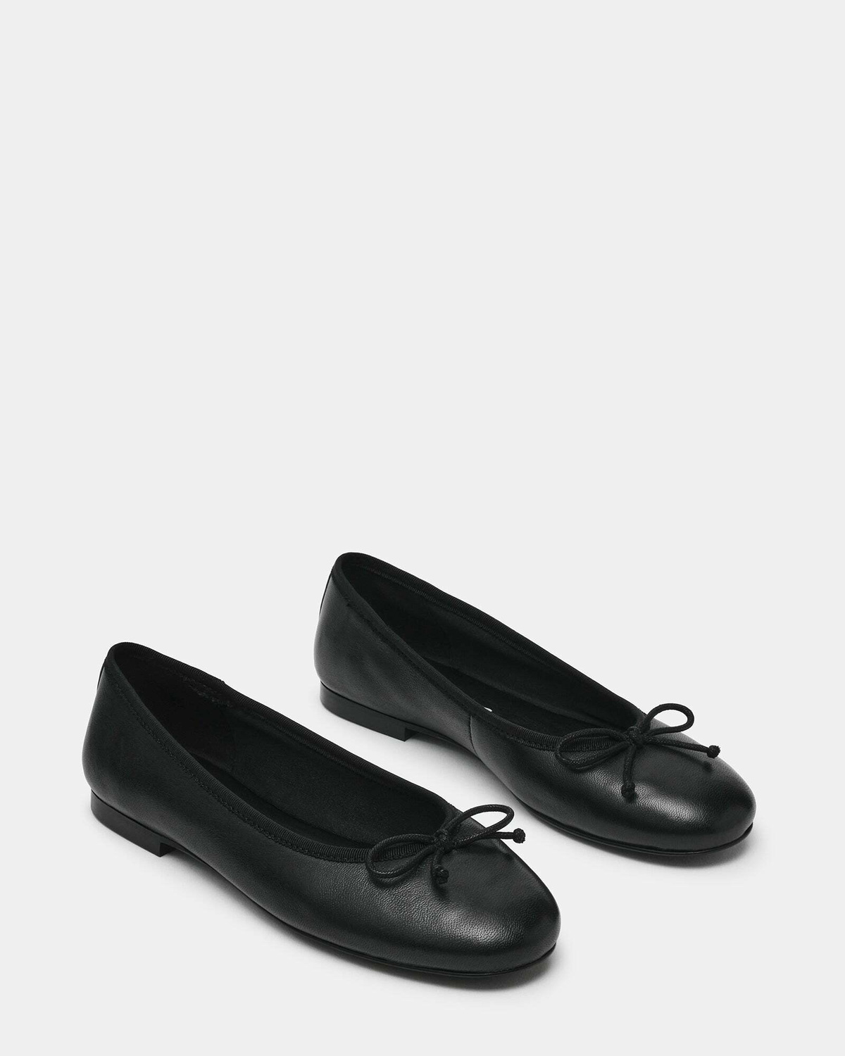 Steve Madden Selma Flats in Black