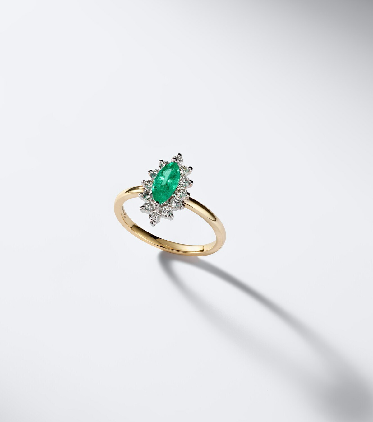 Yvonne Léon Pompadour 18kt gold ring with emerald and diamonds