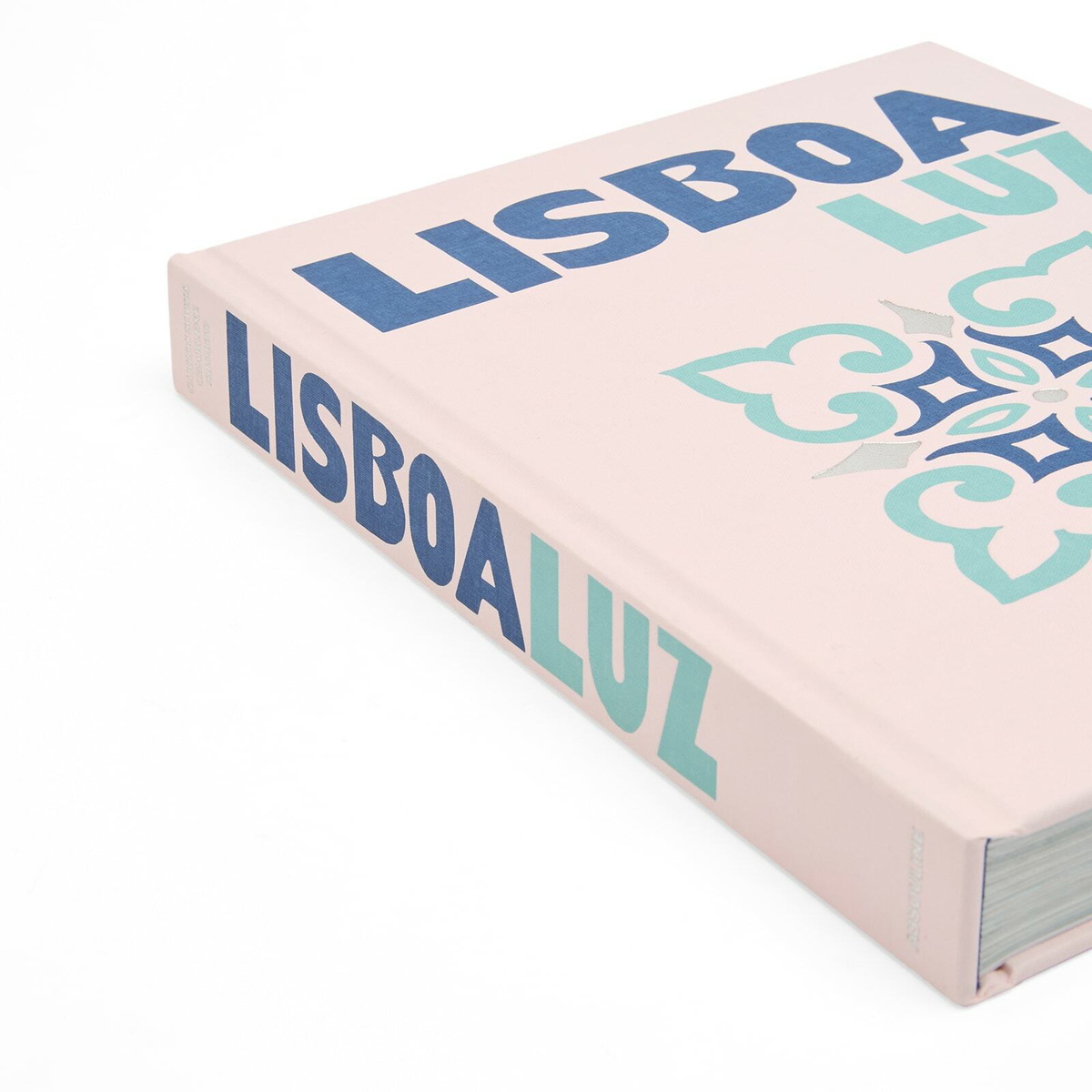 Assouline Lisboa Luz in Carlos Souza 