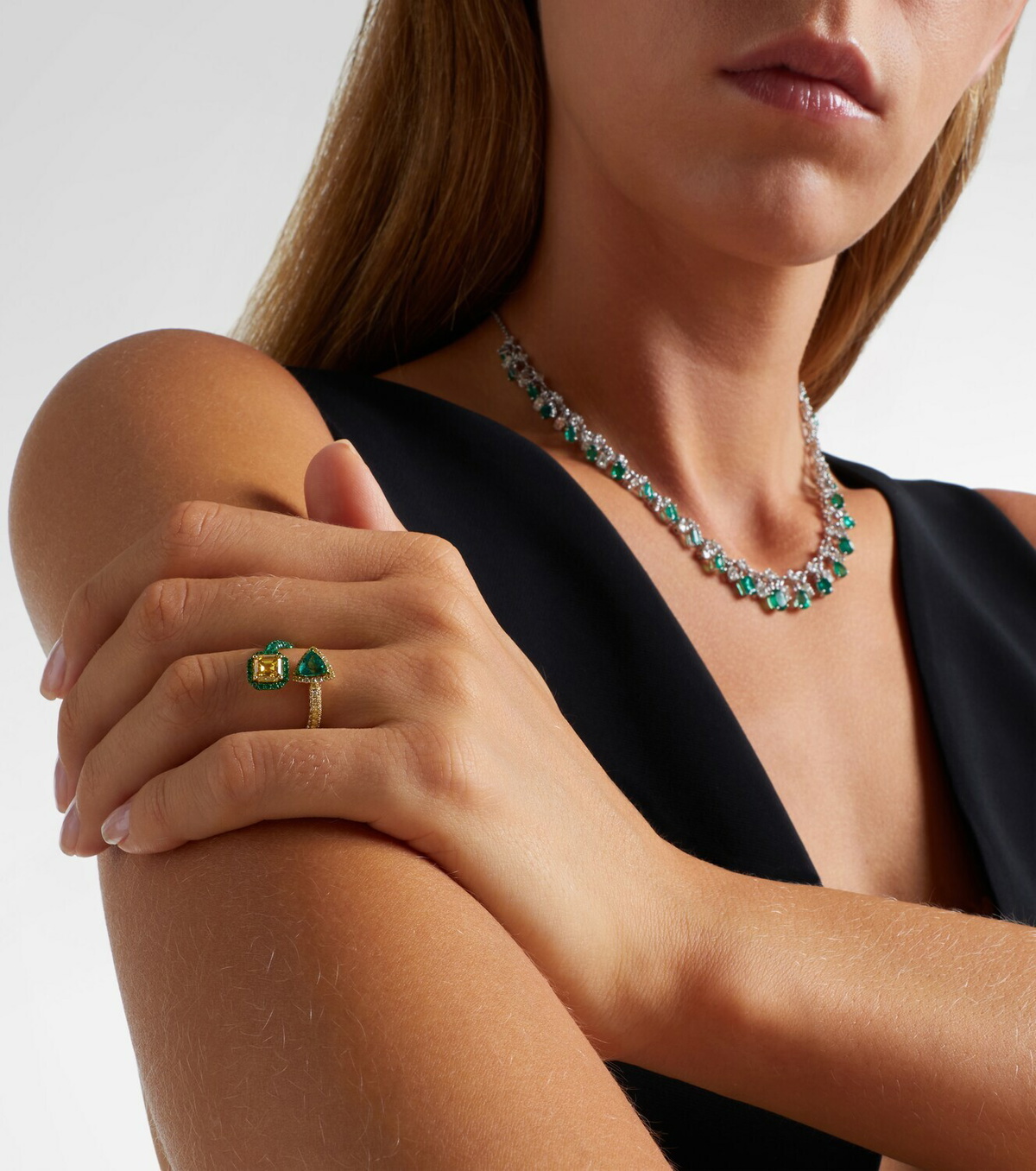 Kamyen 18kt gold ring with diamonds and emeralds
