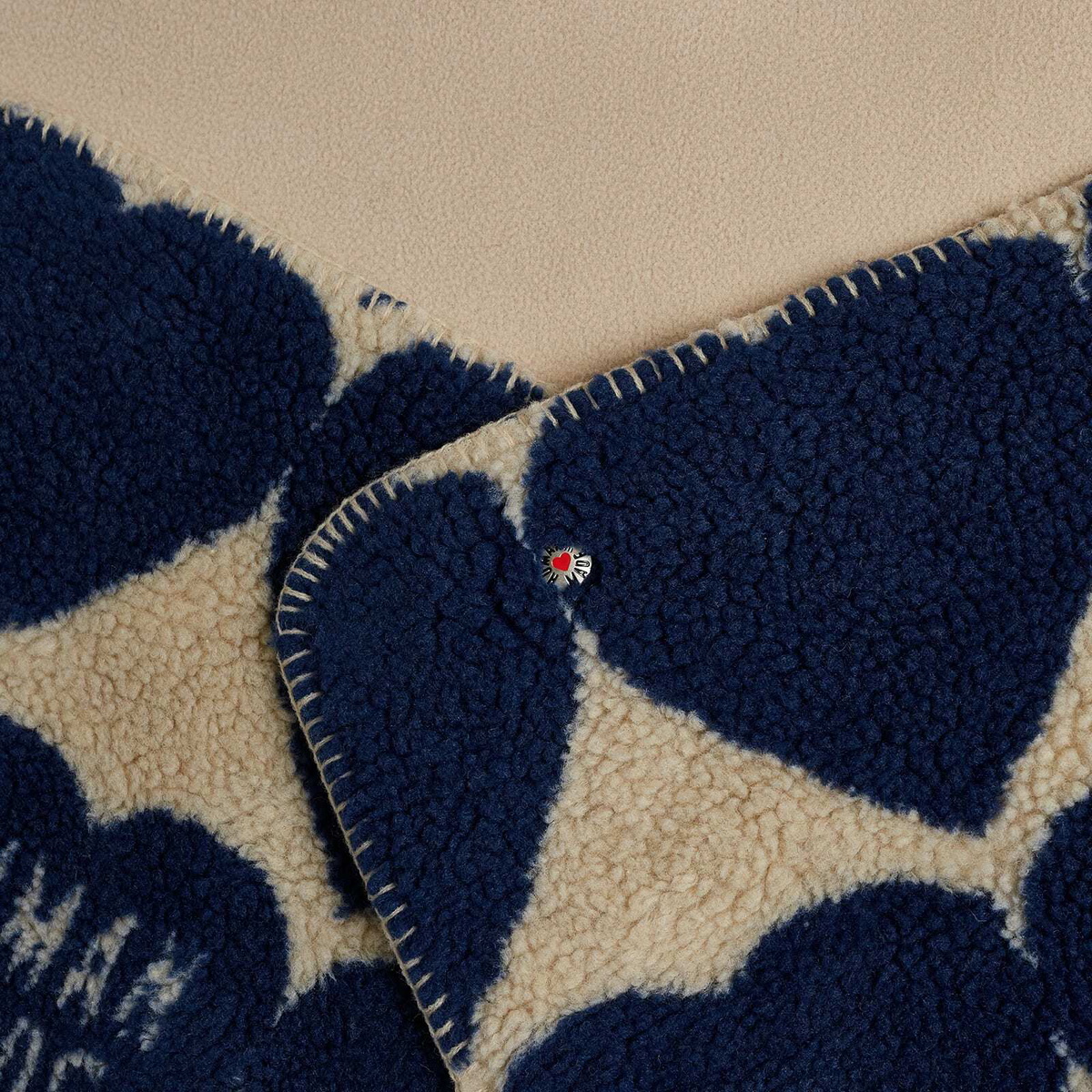 布団・毛布 HUMAN MADE Heart Fleece Blanket Human Made Men's Heart Fleece Blanket in Blue Human Made