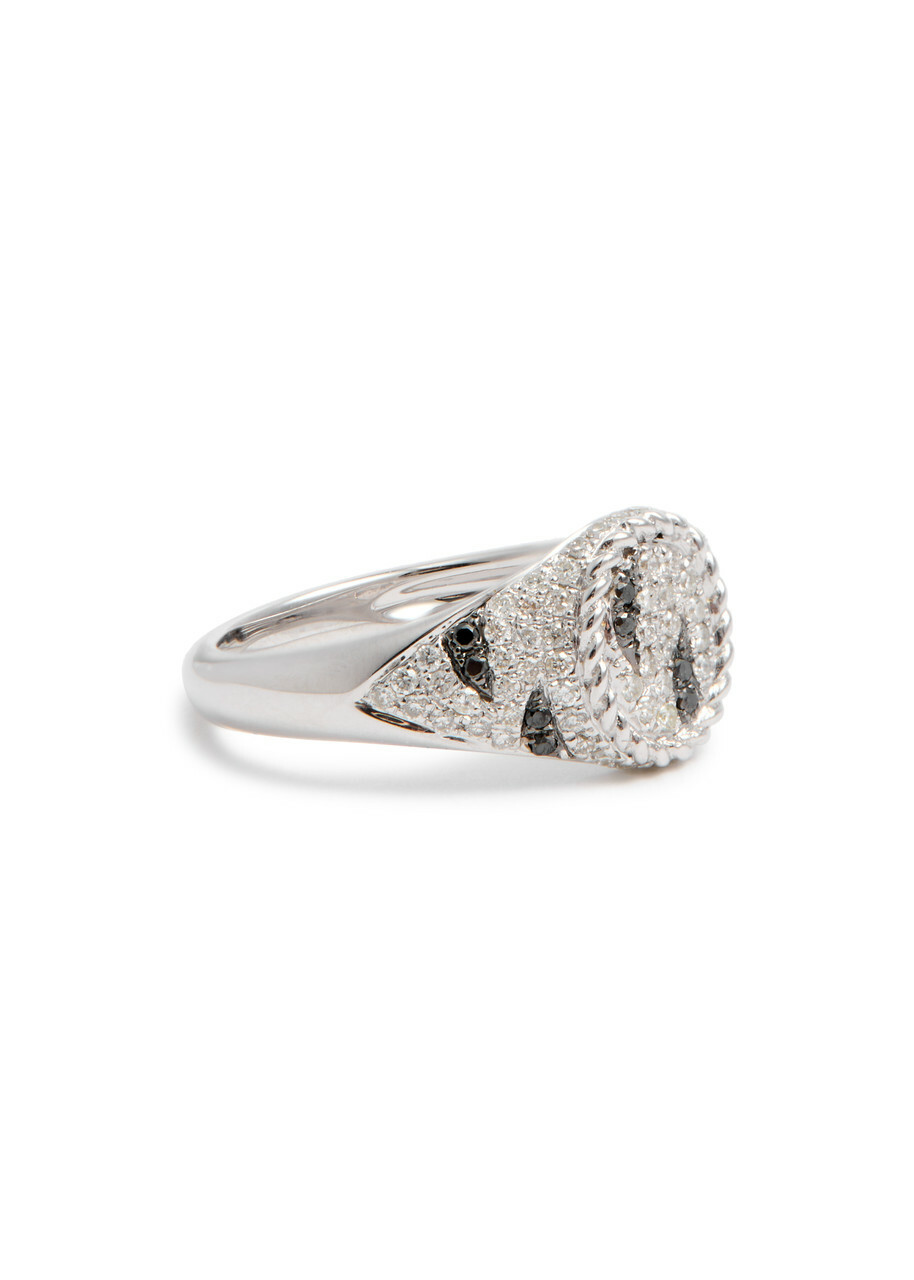 Yvonne Leon Baby Chevalière Ovale Zèbre 9kt White Gold Signet Ring Black And White