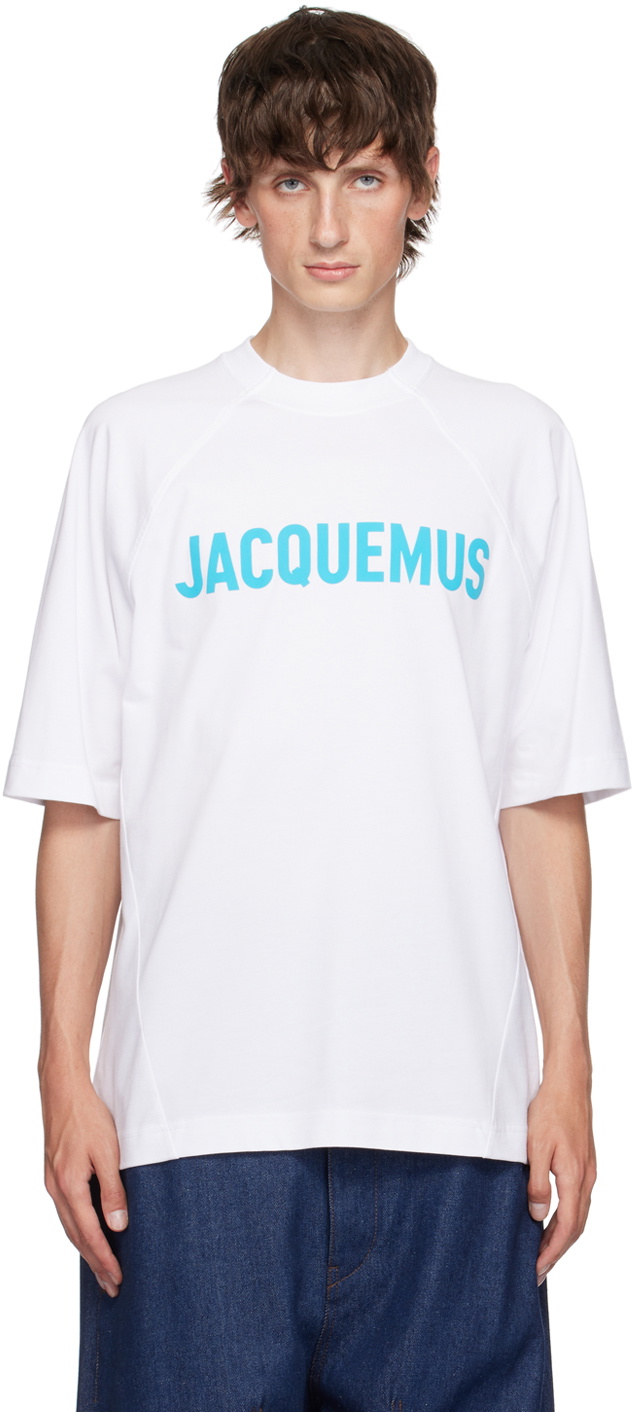 関税送料込み【JACQUEMUS】LE TSHIRT TYPO Tシャツ Jacquemus Le Typo T-Shirt | Saks Fifth Avenue
