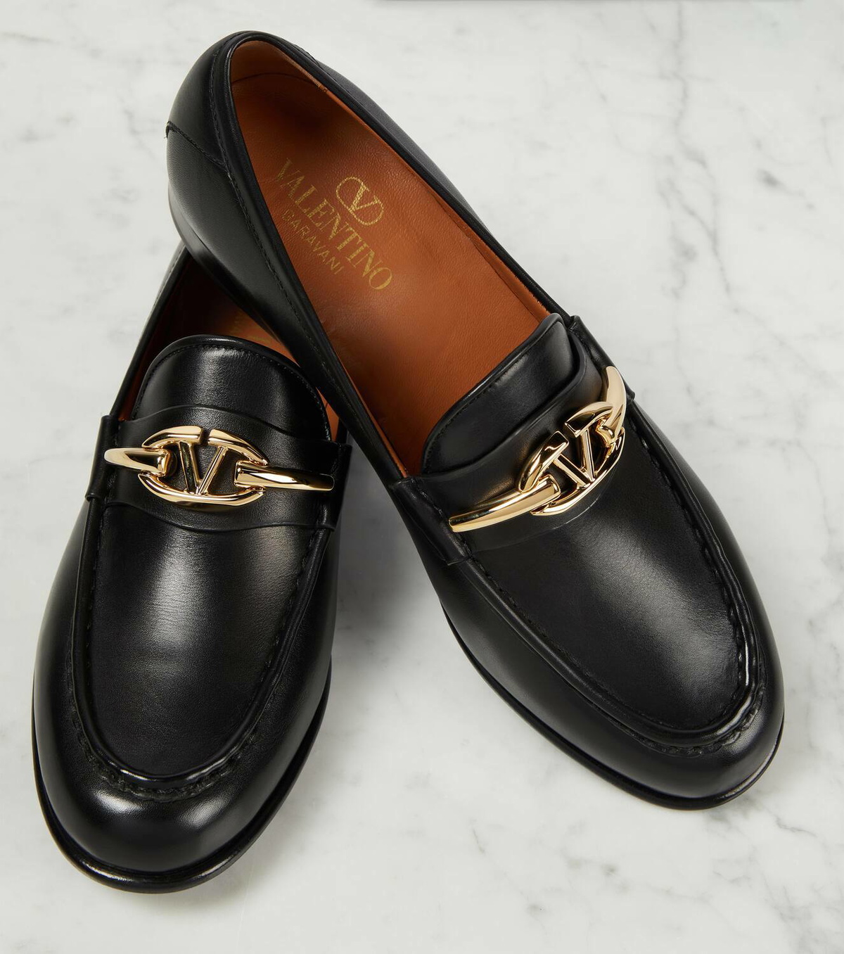 【関税&送料込】Valentino Garavani Leather Medium Vlogo Shou Valentino Garavani VLogo Signature Leather Loafers | Black