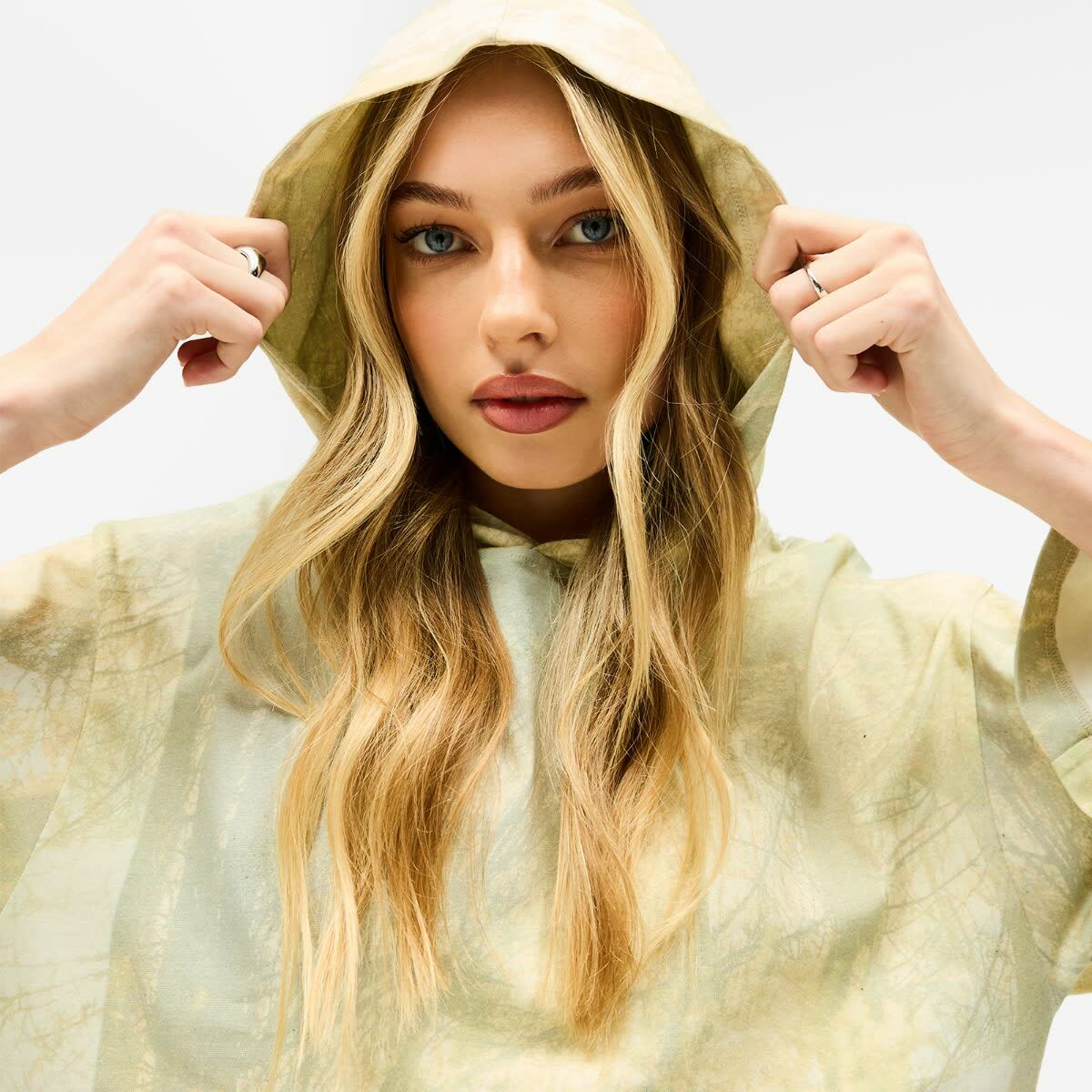 Represent Women's Hideaway Hooded T-shirt in Forest Print