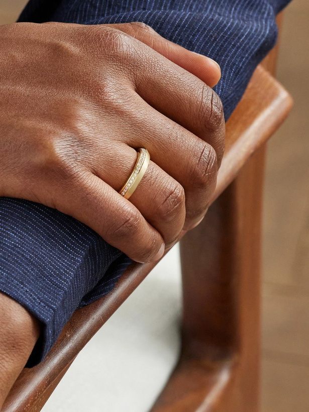 Photo: Jacquie Aiche - Knife Edge 14-Karat Gold Diamond Ring - Gold