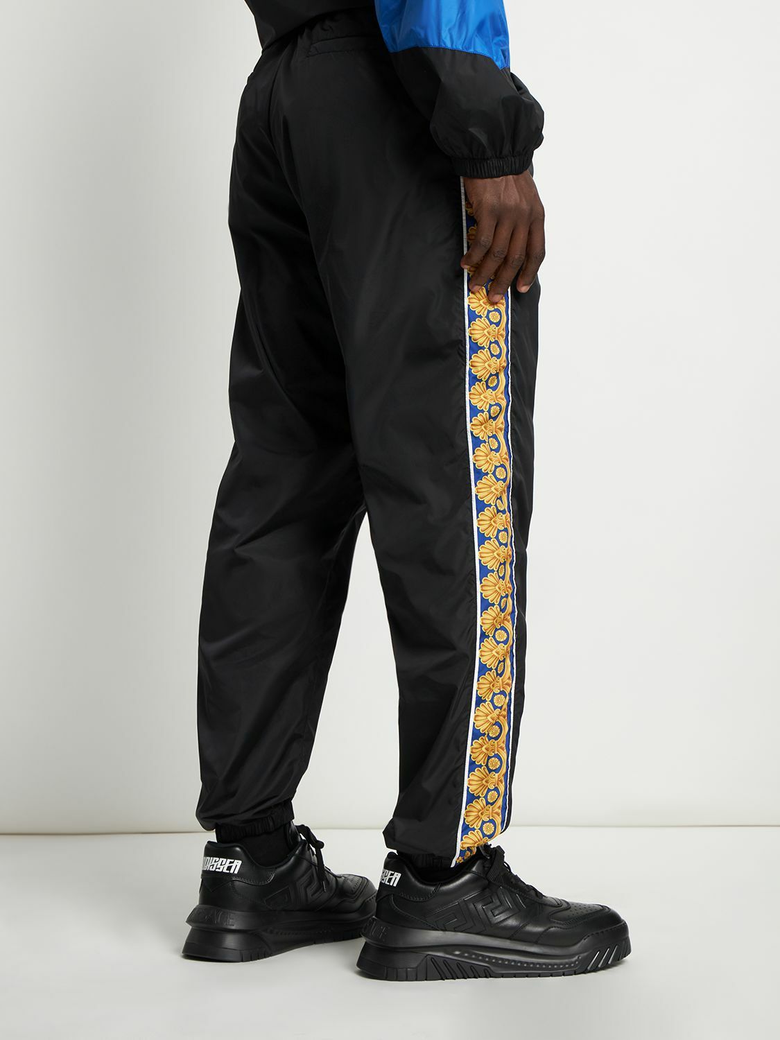 VERSACE BLACKパンツ VERSACE BLACK LEATHER PANTS WITH FLORAL LASER CUTOUTS