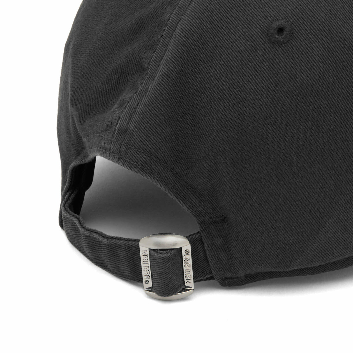New Era Wash Distress 9Twenty Cap in Black 