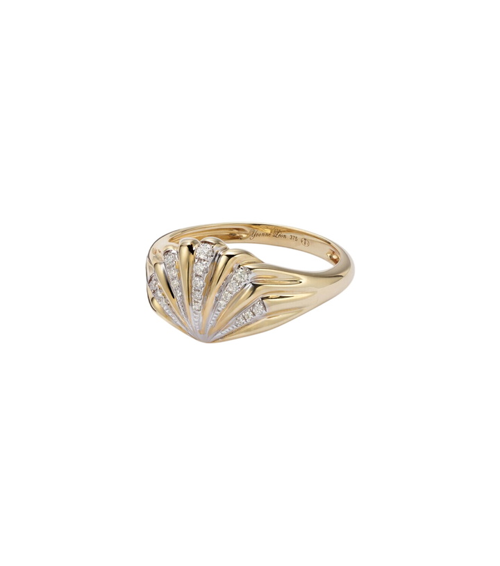 Photo: Yvonne Léon Baby Chevalière 9kt ring with diamonds