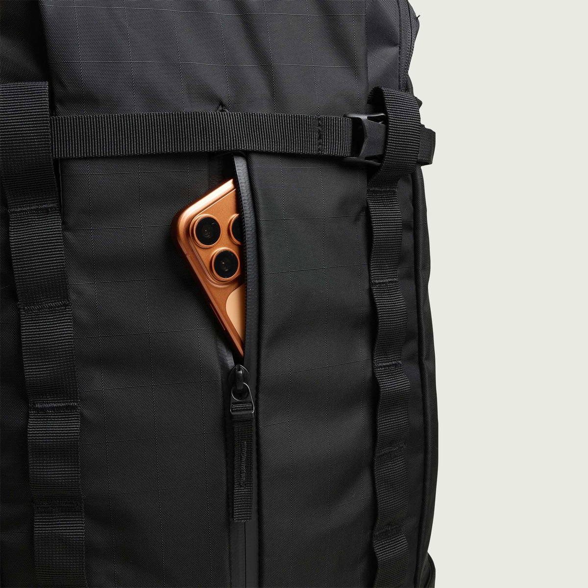 Db Journey Backcountry Backpack 25L in Black Out