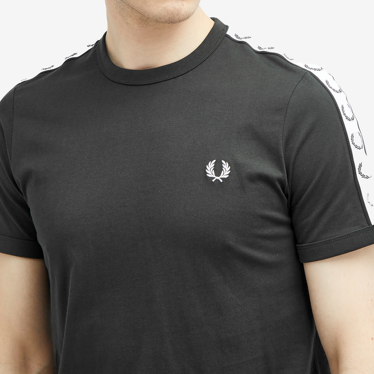Fred Perry ブラック Taped Ringer Tシャツ Fred Perry Taped Ringer T Shirt Black | Mainline Menswear