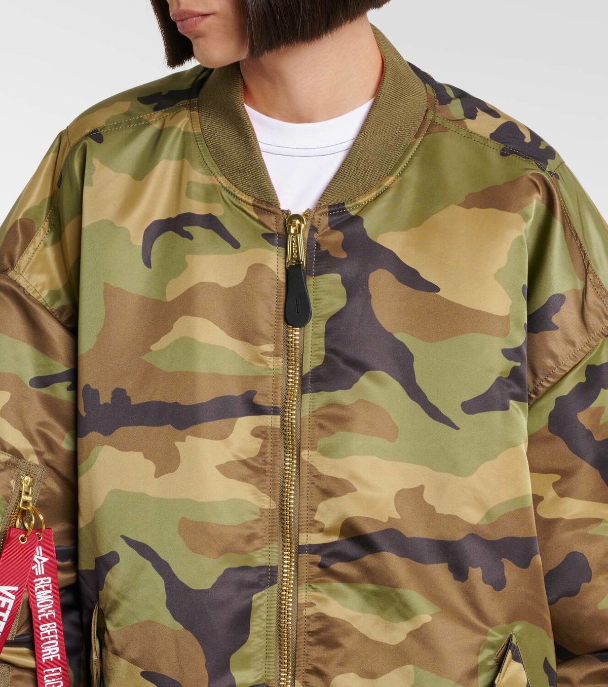 新品 VETEMENTS × ALPHA CAMO Bomber JKT Vetements X Alpha Industries Camo Bomber: Style Unleashed