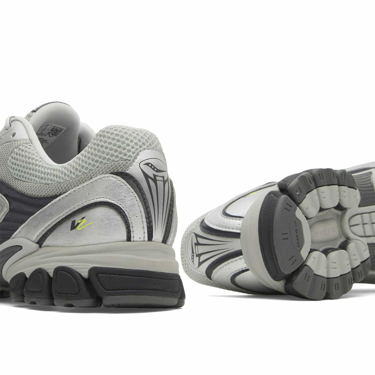 Saucony Progrid V2 Sneaker in Silver/Navy
