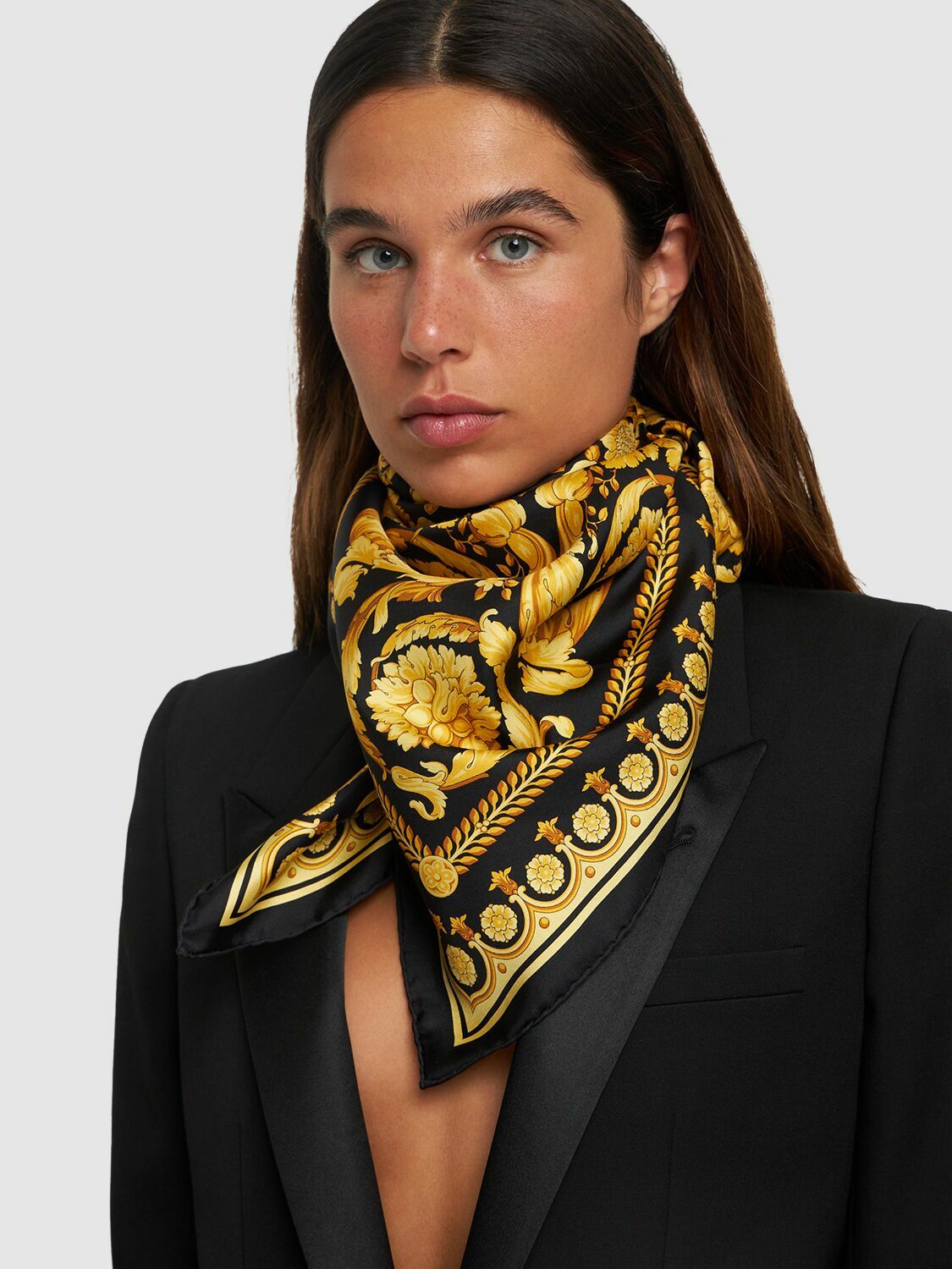 スカーフ VERSACE Printed modal blend scarf (10015991A06728 5P740) Versace Printed Modal Blend Scarf | italist