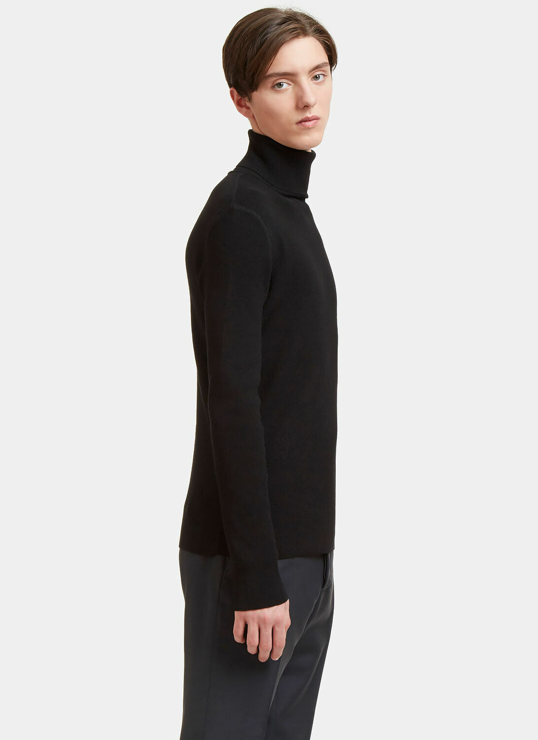 Aiezen Wool-Blend Fine-Knit Turtleneck Sweater