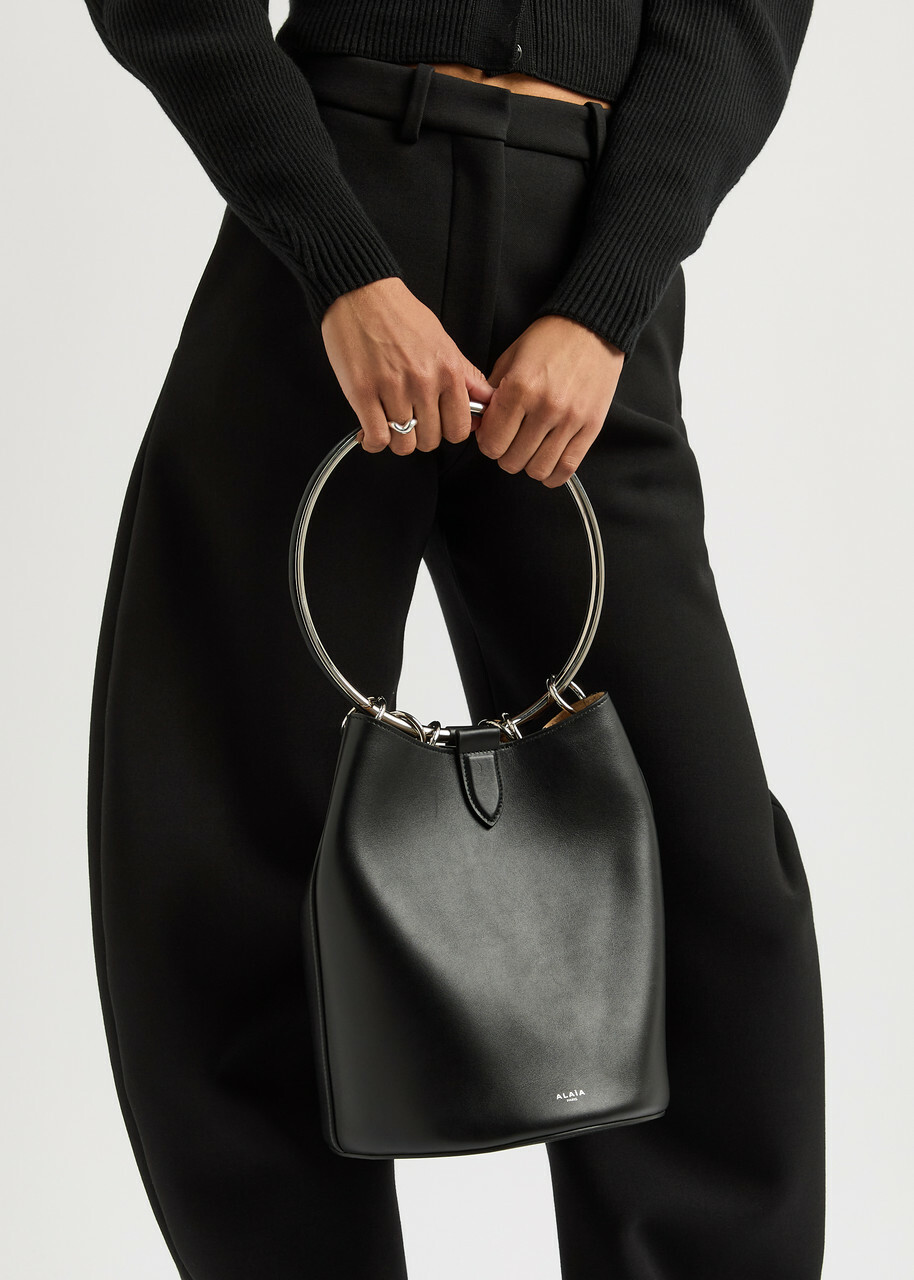【関税&送料込】Alaia Alaia Leather Ring Bucket Bag With Lar Alaïa Ring Large Leather Bucket bag - Black - One Size ALAÏA