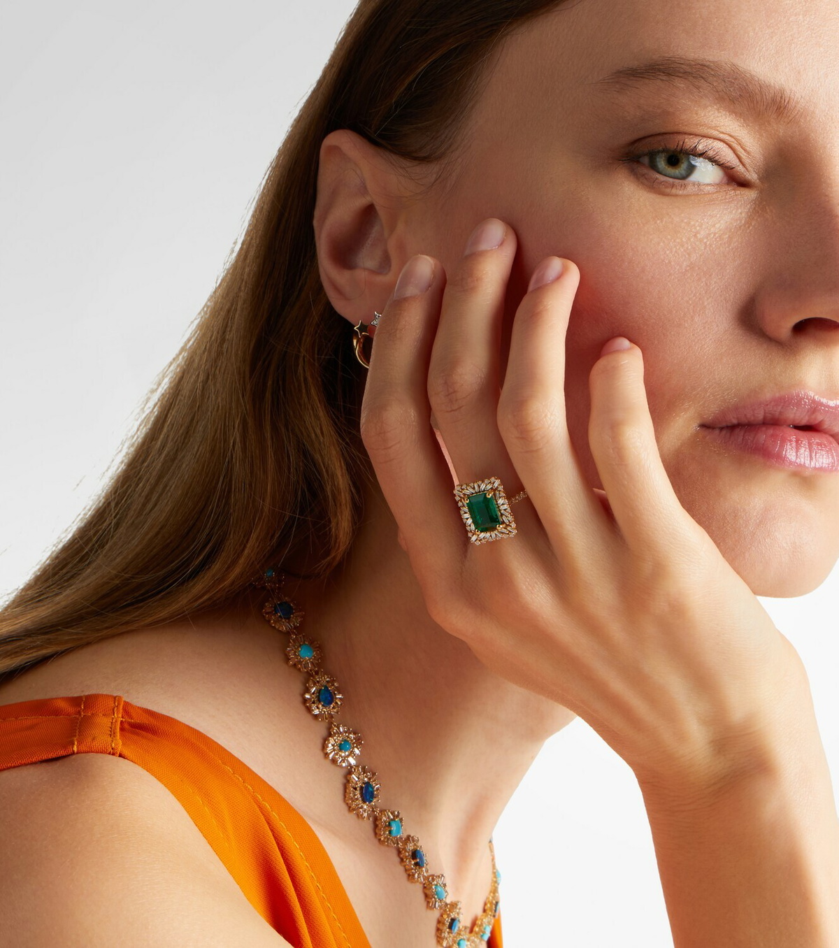 Suzanne Kalan 18kt gold (750/1000) ring with emerald and diamonds