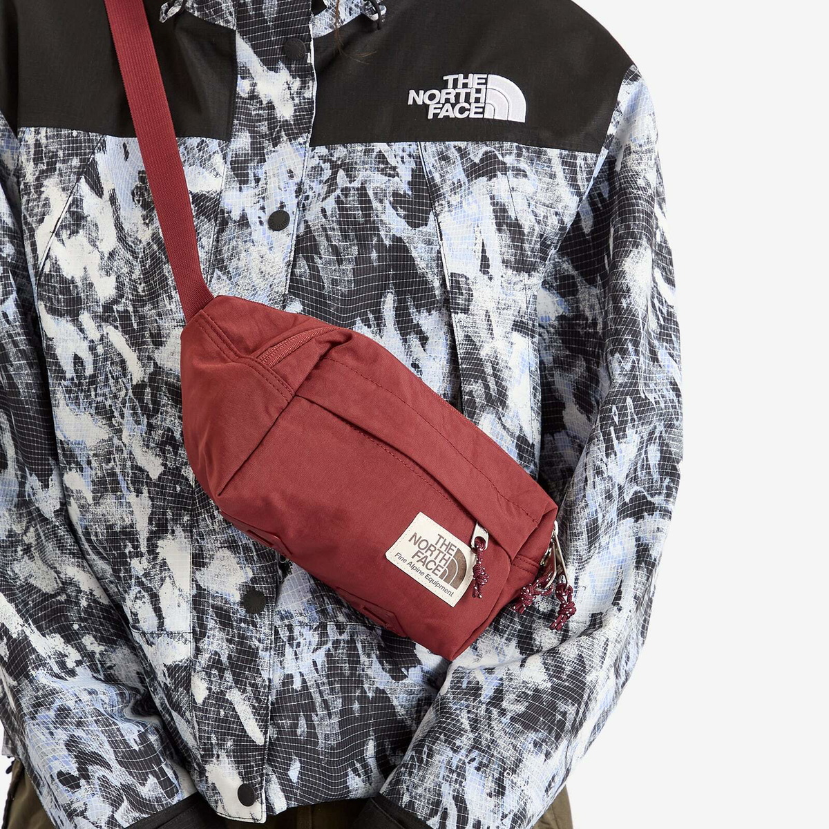 The North Face Women's Berkeley Lumbar Crossbody Bag in Sumac/Alpine Plum 