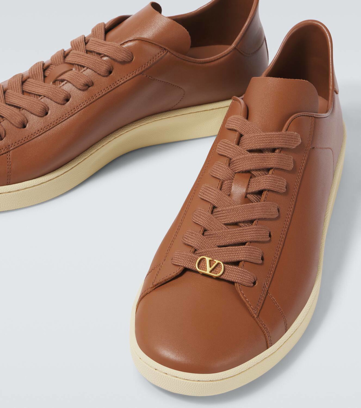☆シンプルに☆ VALENTINO ROYCO LEATHER SNEAKERS Valentino Garavani Black leather Royco sneakers | TheDoubleF