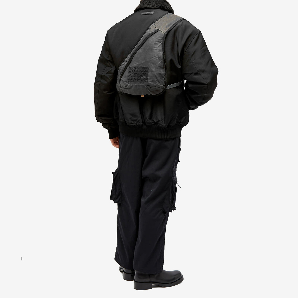 【ACNE STUDIOS】Andemer Wax クロスボディバッグ Acne Studios Andemer Wax Cross Body Bag Grey & Black | END. (US)