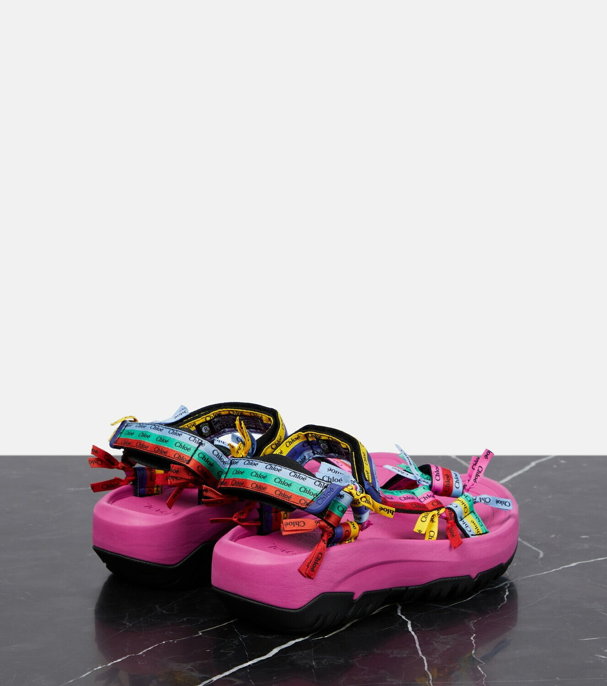 Chloé Teva スポーツサンダル ピンク クロエがTEVAとコラボ！ エクスクルーシブなフットウェア
