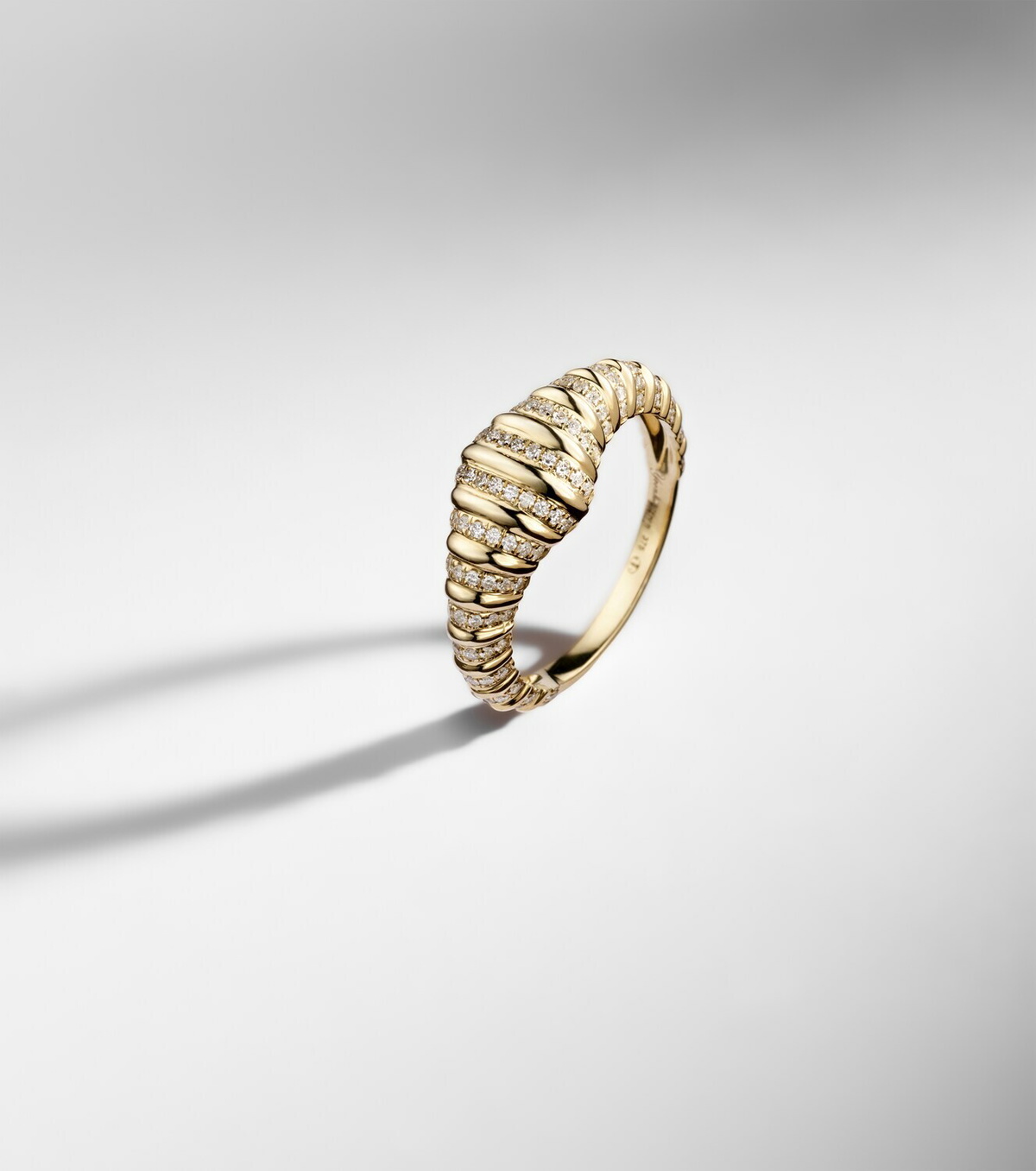 Yvonne Léon Chevalière Nano 9kt gold ring with diamonds