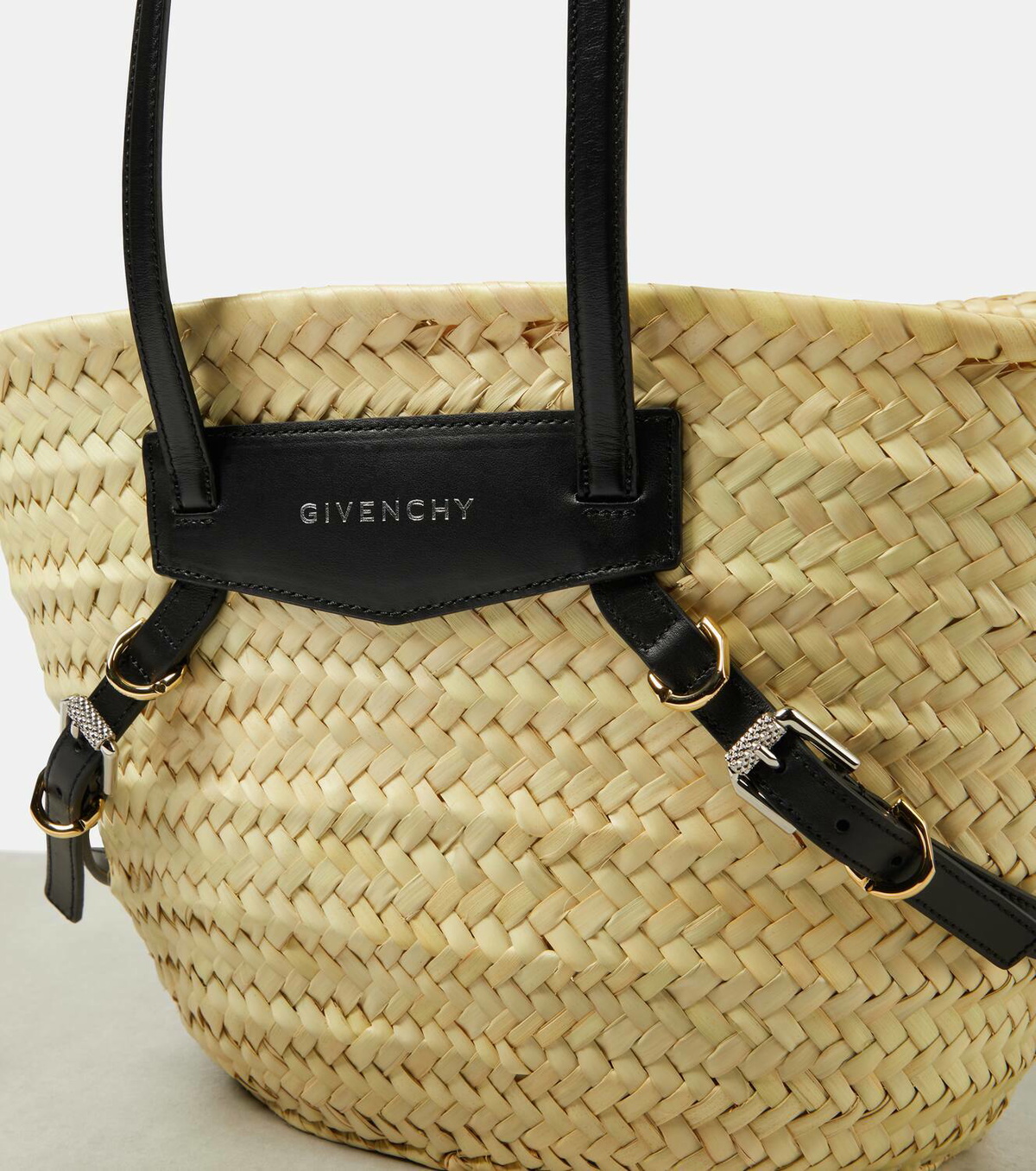 GIVENCHY ヴォワイユー バスケット スモール ラフィア Small Voyou basket bag in raffia in - ivory | Givenchy US