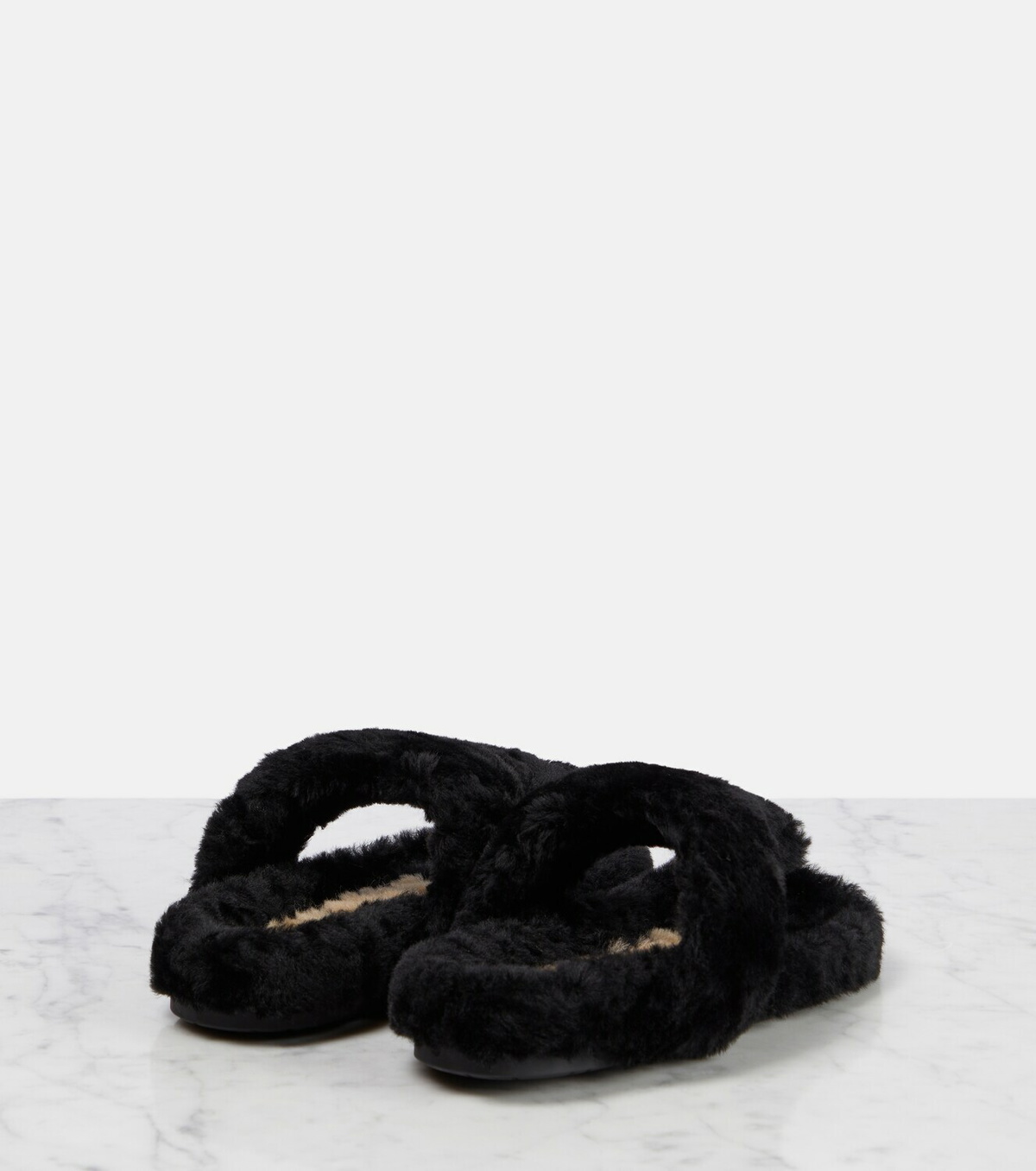 白いスカートに合う[ロエベ] EASE SHEARLING THONG サンダル LOEWEのサンダル（ホワイト系）を使った人気ファッション