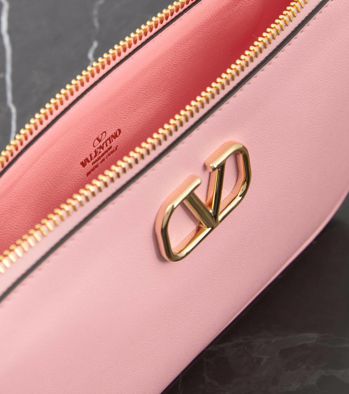 【関税&送料込】Valentino Garavani Pink Leather Vlogo Signat VLogo Signature 55 leather loafer pumps in pink - Valentino