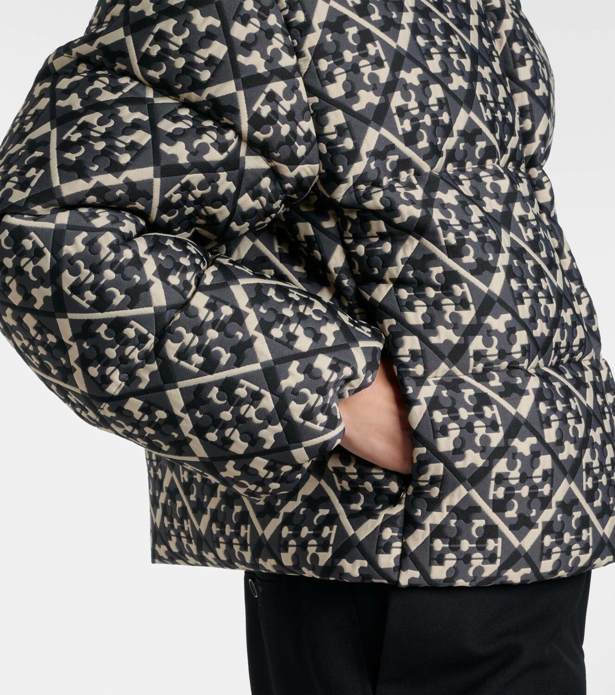 国内直営**Tory Burch** Tモノグラム ダウン パファージャケット Tモノグラム ダウン パファージャケット: レディース コート
