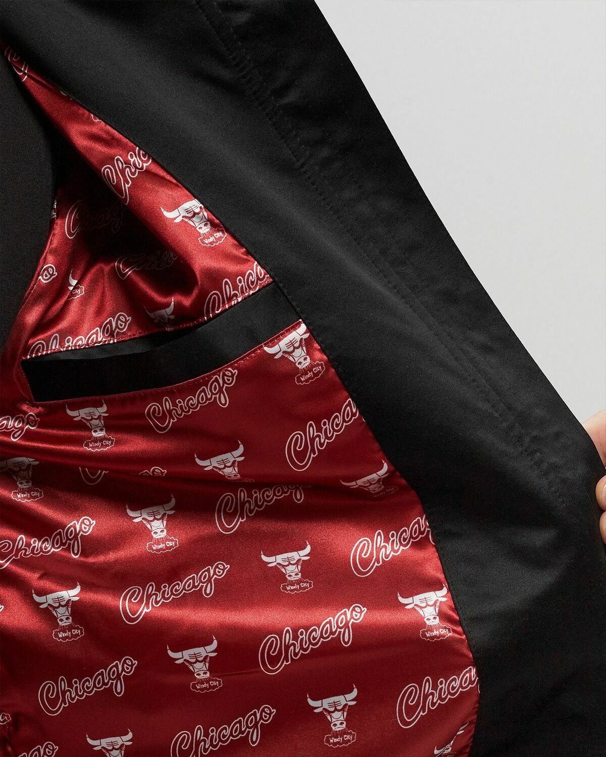 Mitchell & Ness NBA TEAM LEADER SATIN BOMBER VINTAGE LOGO CHICAGO BULLS Black Mens Bomber Jacket