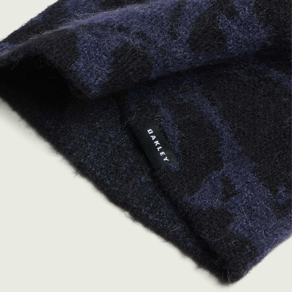 Oakley Men's Brushed Graphic Beanie in Pitch Black/Graphite