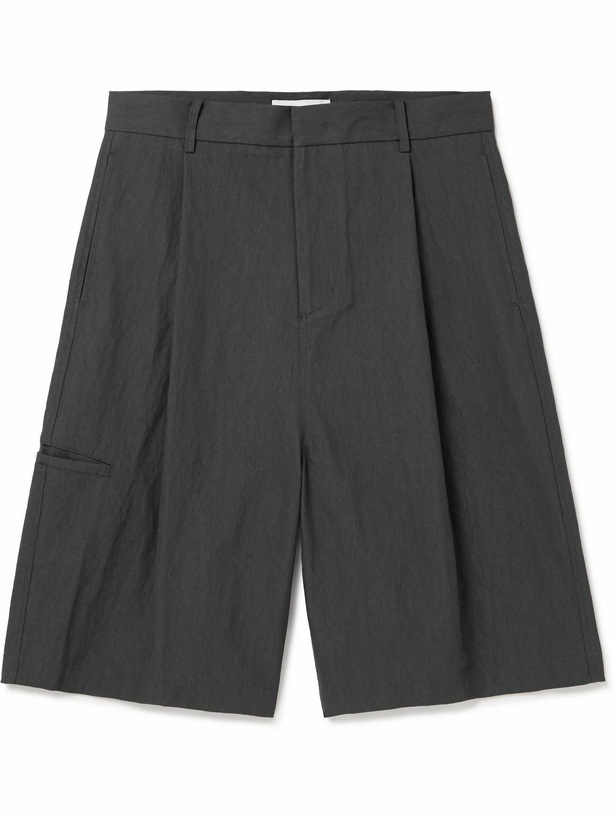 Photo: LE 17 SEPTEMBRE - Straight-Leg Pleated Twill Bermuda Shorts - Black