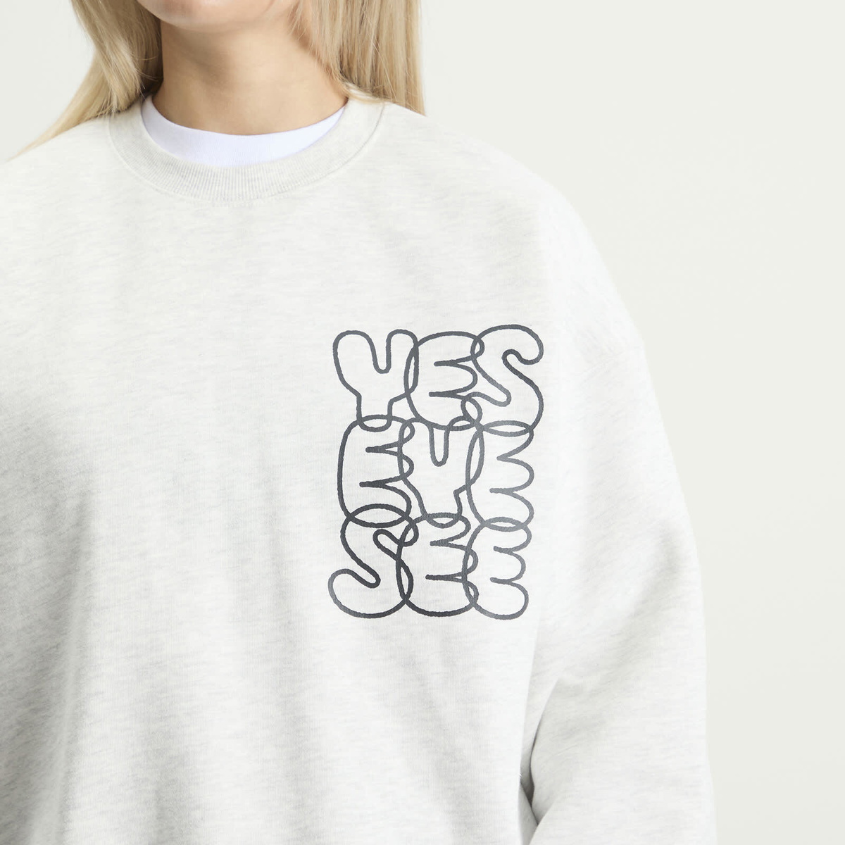 YESEYESEE Women's C-Logo Sweatshirt in Light Grey