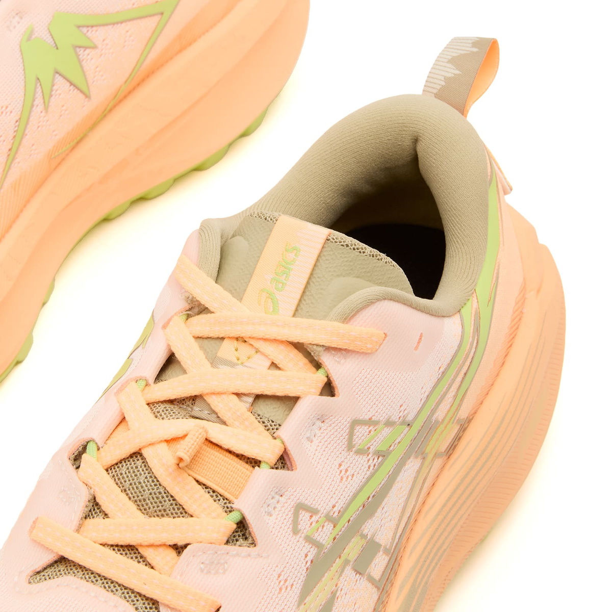Asics Running TRABUCO MAX 4 in Cream/Khaki