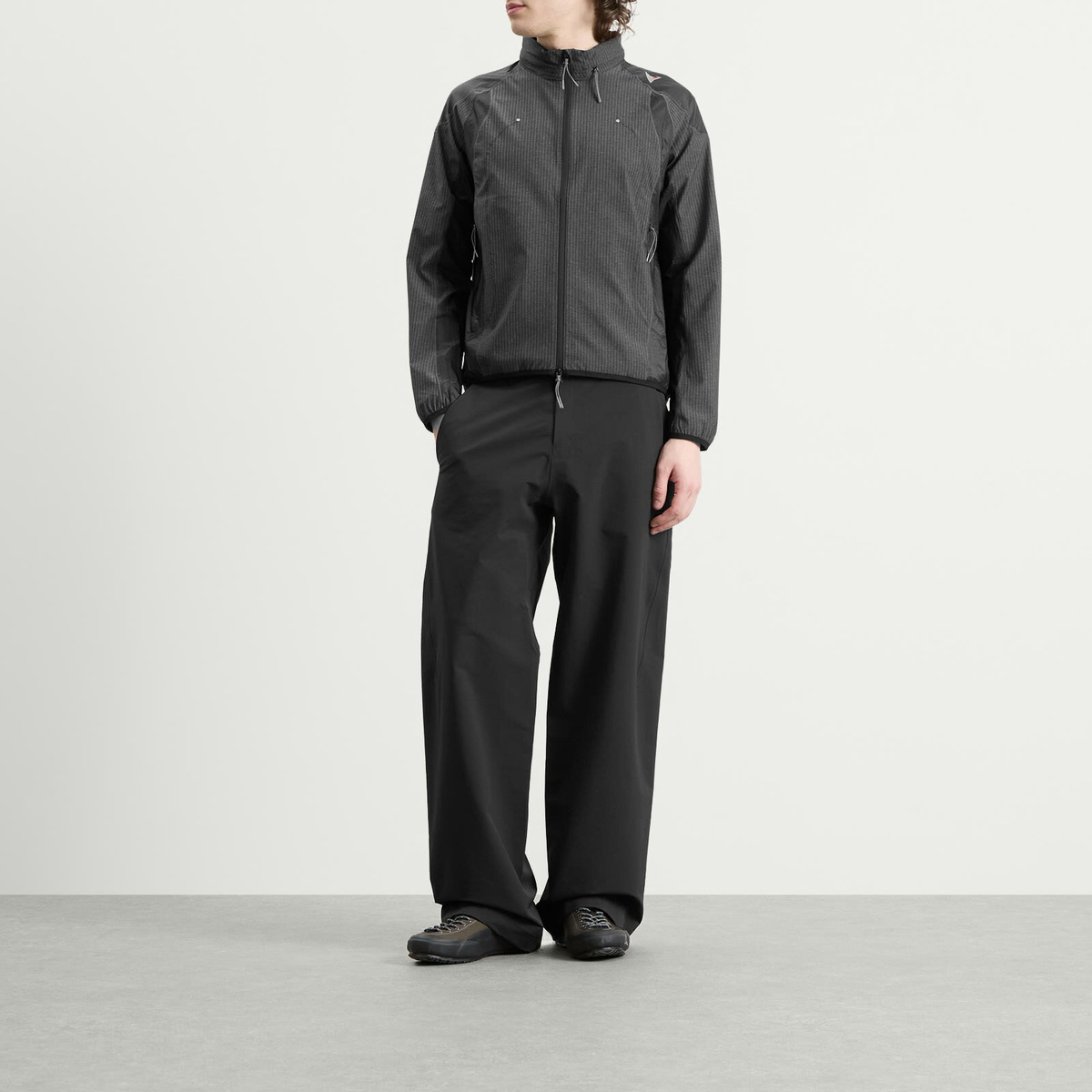ROA Men's Numb Pinstriped Hooded Wind Jacket in Black