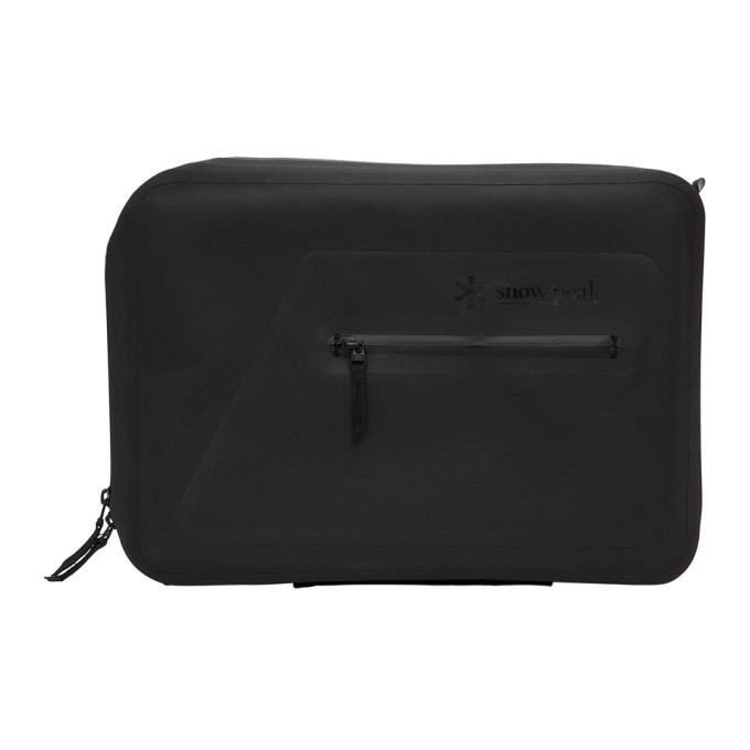 Water resistant outlet laptop sleeve