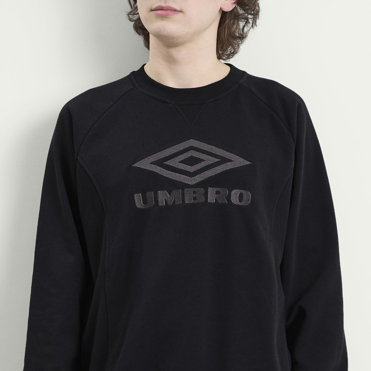 Umbro Men's Iconic Sweat in Black/Volcanic Ash