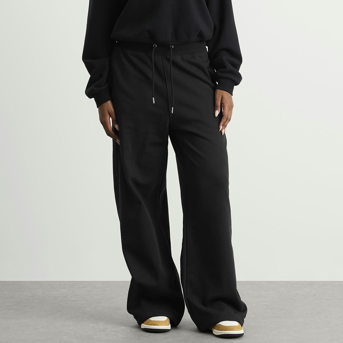 Air Jordan Women's Flight Fleece Open Hem Pant in Black/Smoke Grey