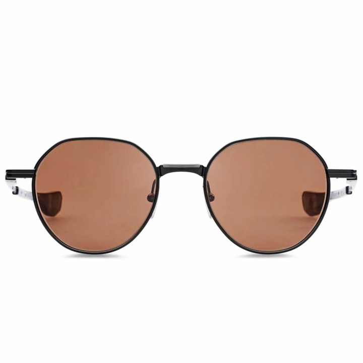 Photo: Dita Vers-oneblack Iron Antique Silv
