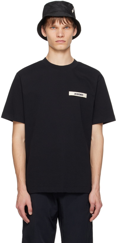 Photo: JACQUEMUS Black Les Classiques 'Le t-shirt Gros Grain' T-Shirt